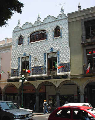 Puebla - Fasade mit kolonialen Talavera-Kacheln