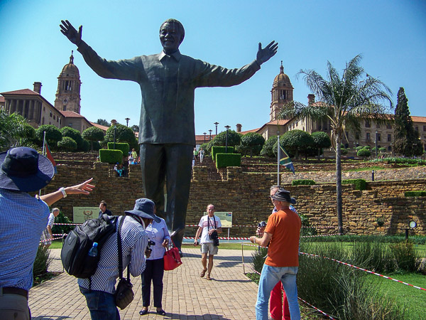 Pretoria - Regierungsgebäude mit Nelson Mandela Statue