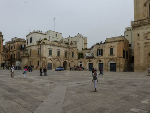 Domplatz mit Gebäuden im Leccer Barock